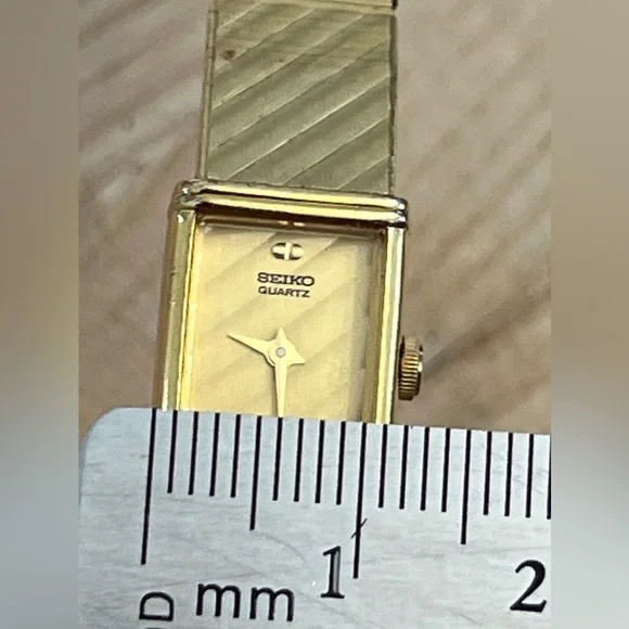 Seiko Ladies Watch Vintage Striped Gold Tone Bracelet and Dial Seiko Ladies Watch Vintage Striped Gold Tone Bracelet and Dial main image 4